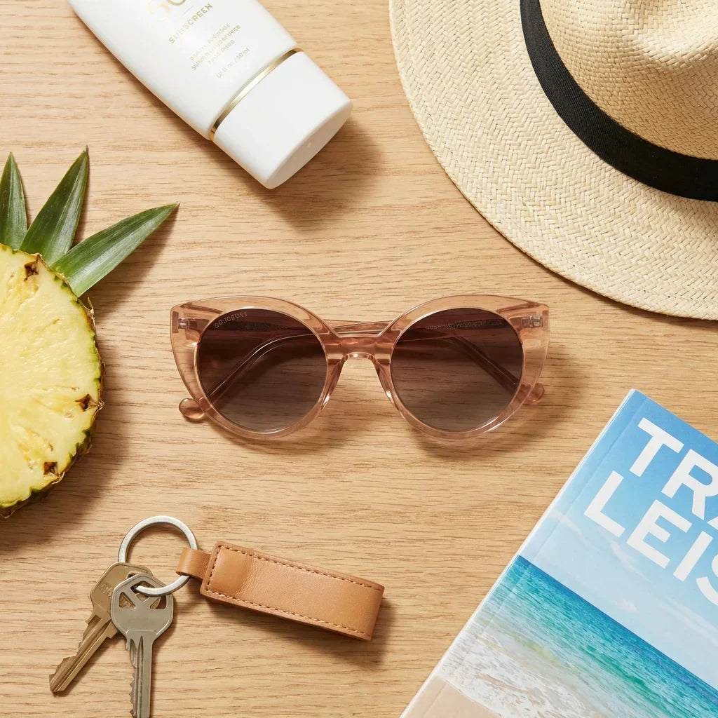 Women wearing lenses sun hannover bio-acetate polarized champagne resort piscina lifestyle verano sustainable bonoboss #editorial_sustentabilidad #color_champagne