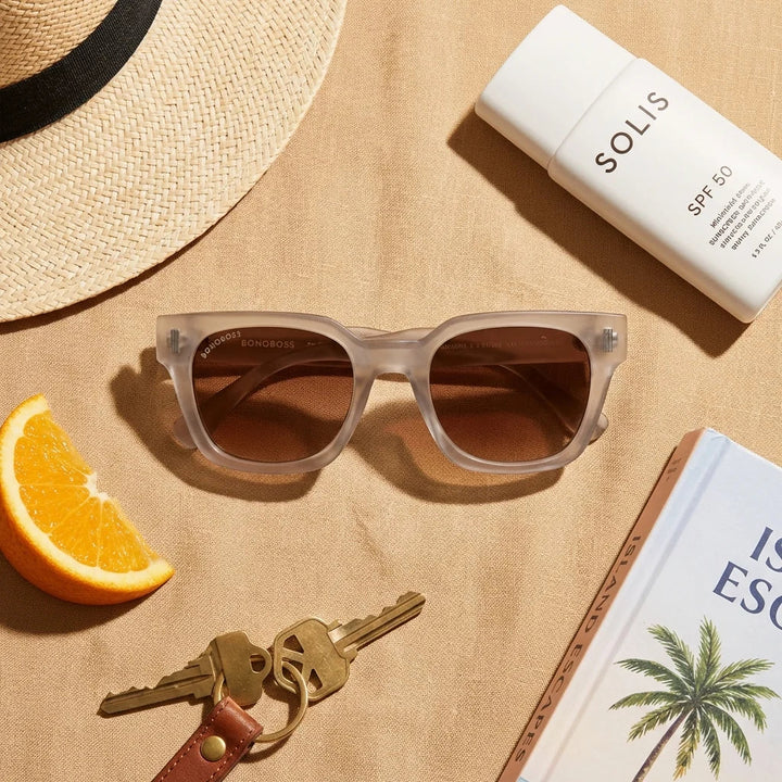 Women wearing lenses sun osorno rpet recycled olive driving sun protection UV400 elegante bonoboss #editorial_detail1 #color_olive