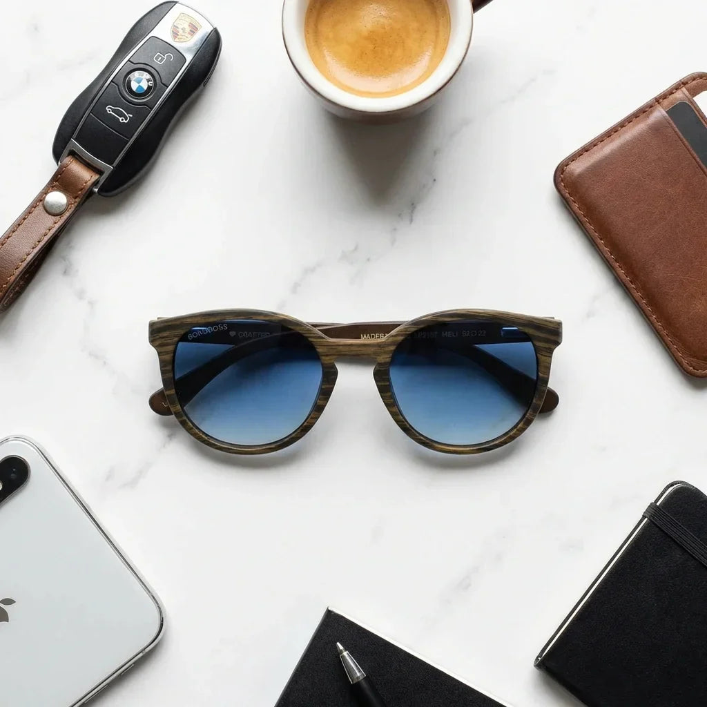 Lenses sun meli ebony polarized wood ebony polarized gradient blue sobre black leather premium brass detail bonoboss #editorial_detail1 #color_degrade-azul