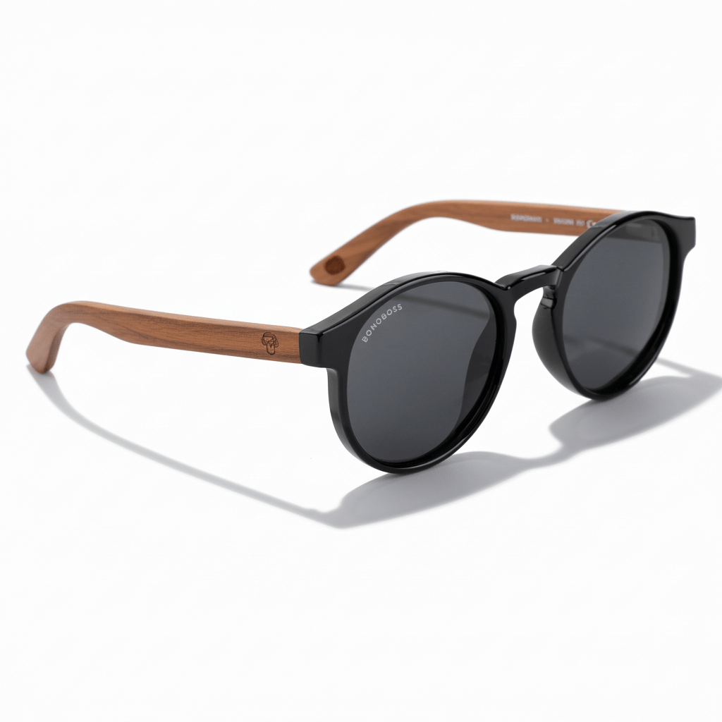 Angled view unos eyeglasses sunglasses polarized forma redonda and with puente for narices anchas hechas recycled plastic sustainable ecologico personalizada de Bonoboss #color_negro