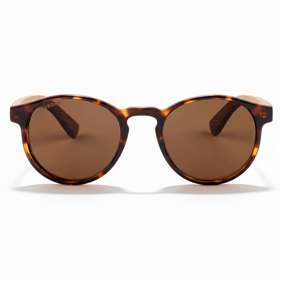 Front view unos eyeglasses sunglasses polarized forma redonda and with puente for narices anchas hechas recycled plastic sustainable ecologico personalizada and wooden temples de Bonoboss #color_carey