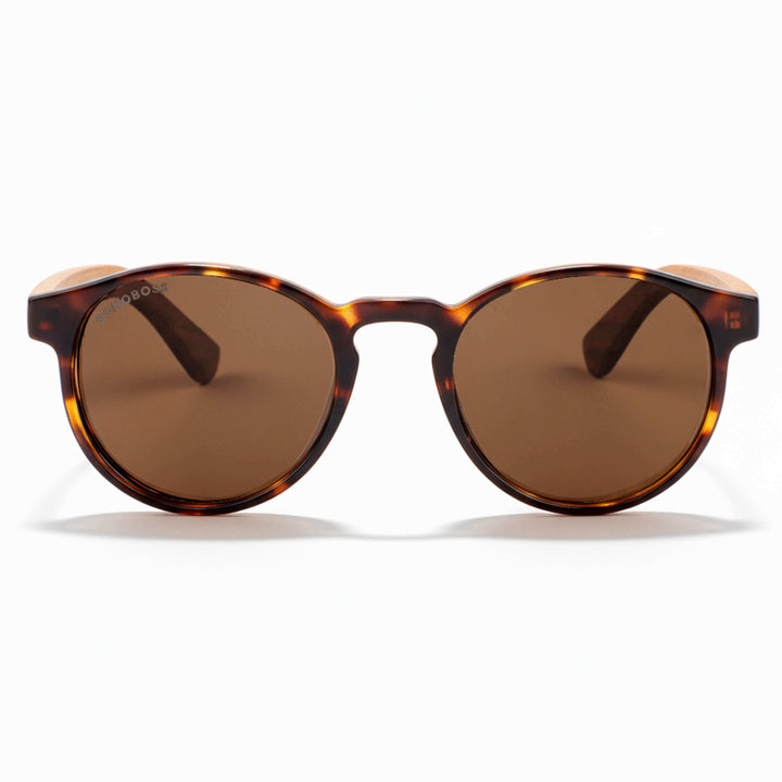 Front view unos eyeglasses sunglasses polarized forma redonda and with puente for narices anchas hechas recycled plastic sustainable ecologico personalizada and wooden temples de Bonoboss #color_carey