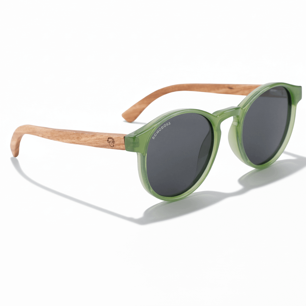 vista lateral de unos anteojos anteojos gafas de sol polarizadas de forma redonda y con puente para narices anchas hechas de plastico reciclado sustentable ecologico personalizada y patas de madera de #color_verde