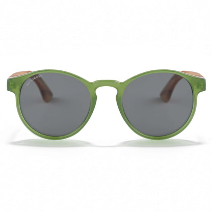 vista frontal de unos anteojos anteojos gafas de sol polarizadas de forma redonda y con puente para narices anchas hechas de plastico reciclado sustentable ecologico personalizada y patas de madera de #color_verde