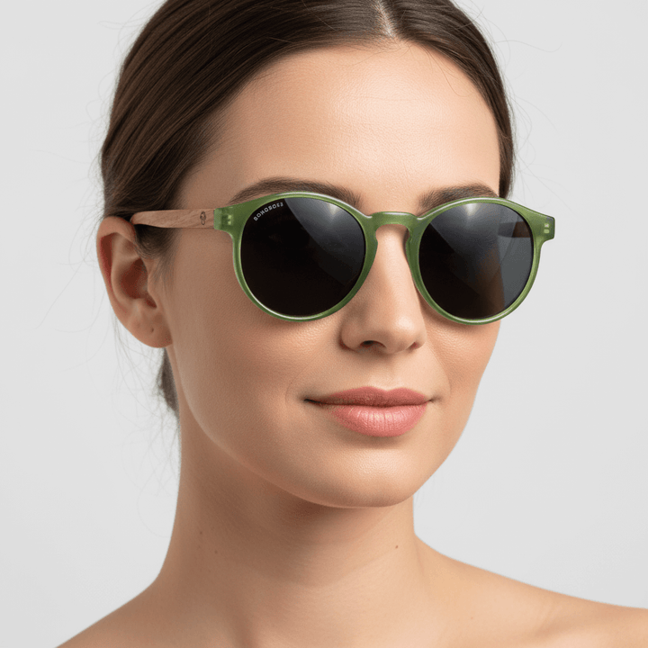 Side view a modelo women round face wearing unos eyeglasses eyeglasses sunglasses polarized forma redonda and with puente for narices anchas hechas recycled plastic sustainable ecologico personalizada and wooden temples de Bonoboss #color_verde