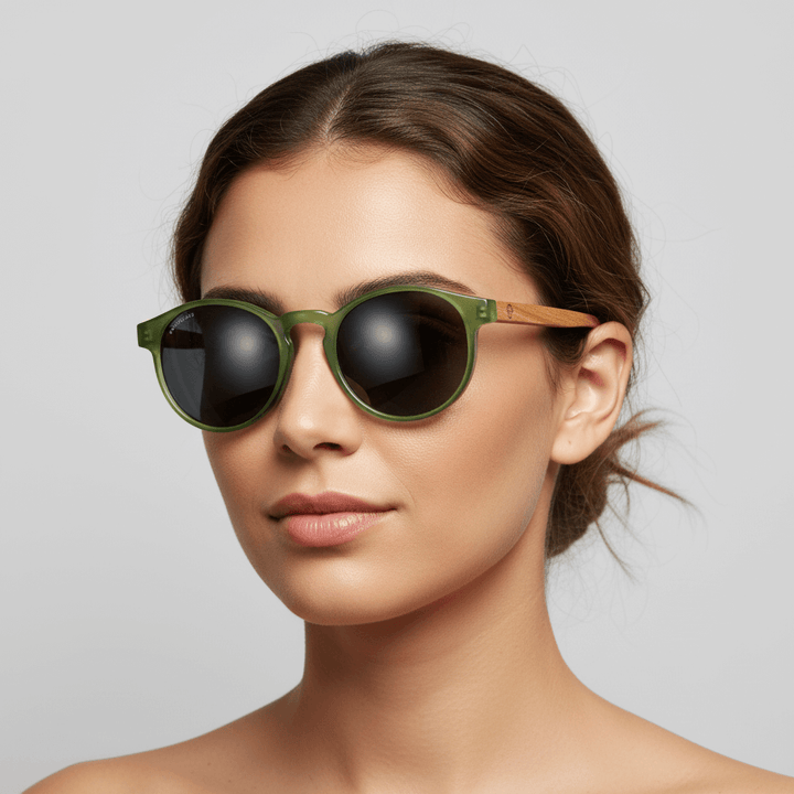 Side view a modelo women round face wearing unos eyeglasses eyeglasses sunglasses polarized forma redonda and with puente for narices anchas hechas recycled plastic sustainable ecologico personalizada and wooden temples de Bonoboss #color_verde