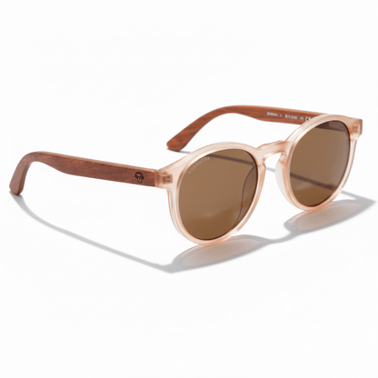 vista lateral de unos anteojos anteojos gafas de sol polarizadas de forma redonda y con puente para narices anchas hechas de plastico reciclado sustentable ecologico personalizada y patas de madera de #color_rosa