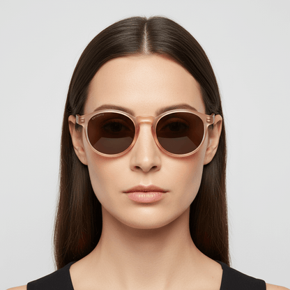 la vista frontal de una mujer de cara ovalada usando unos anteojos anteojos gafas de sol polarizadas de forma redonda y con puente para narices anchas hechas de plastico reciclado sustentable ecologico personalizada y patas de madera de #color_rosa