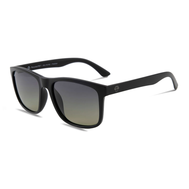Sunglasses polarized hechos with botellas plasticas recycleds for men and women black with lenses gradient green olivo vista angular Bonoboss #color_black