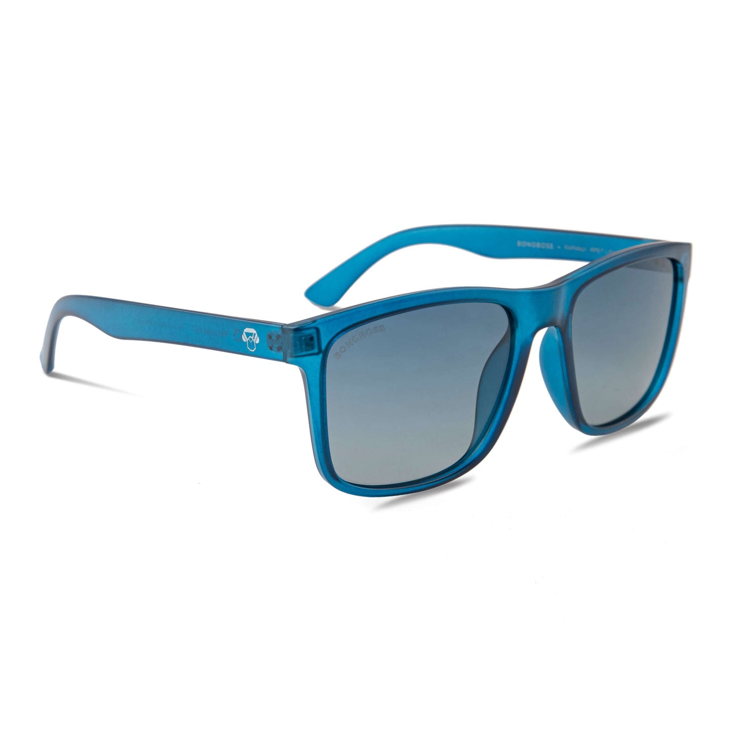lentes de sol polarizados hechos con botellas plasticas recicladas para hombre y mujer de color AZUL con lentes degradé azul vista angulada #color_light-ocean