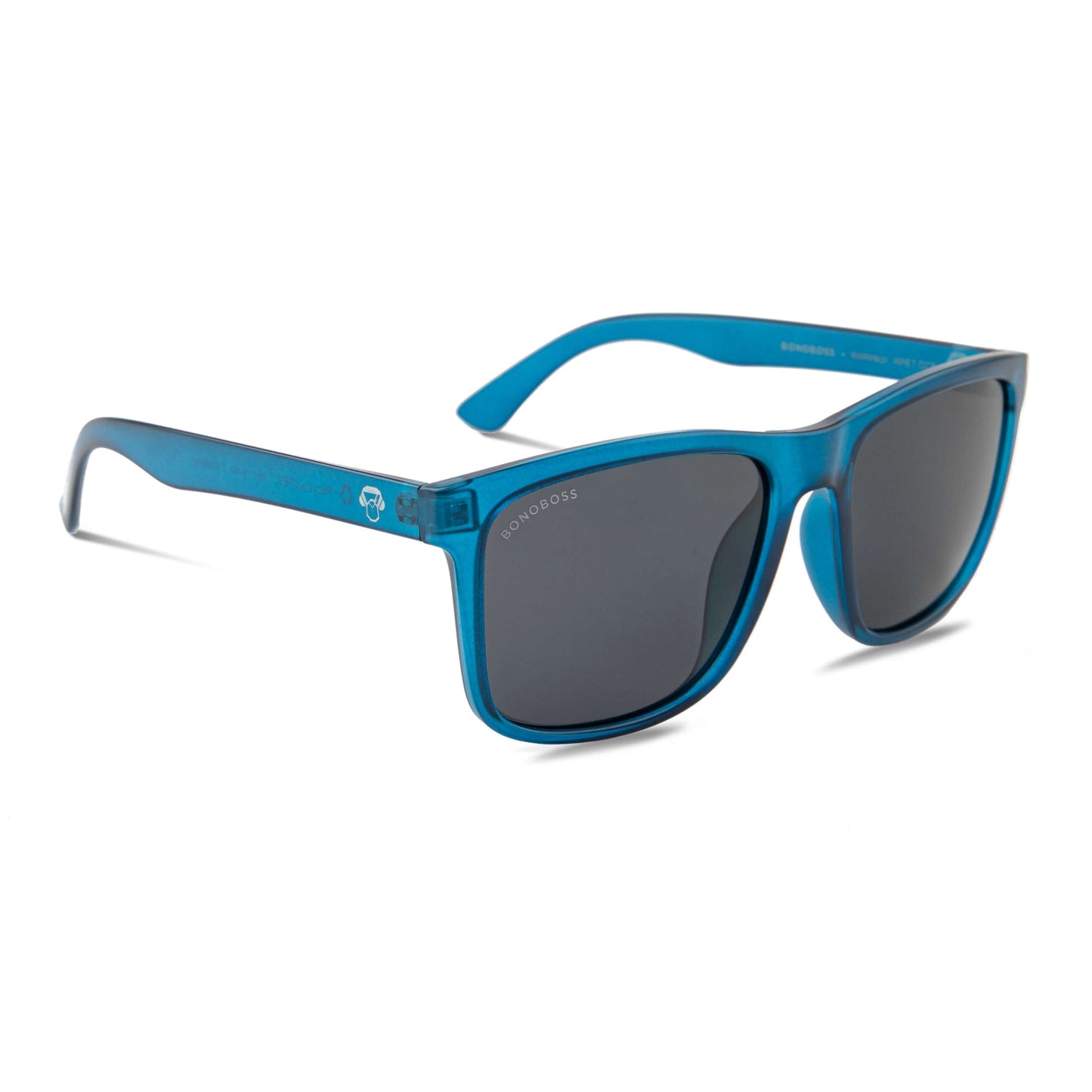 lentes de sol polarizados hechos con botellas plasticas recicladas para hombre y mujer de color azul con lentes negras vista angulada #color_ocean