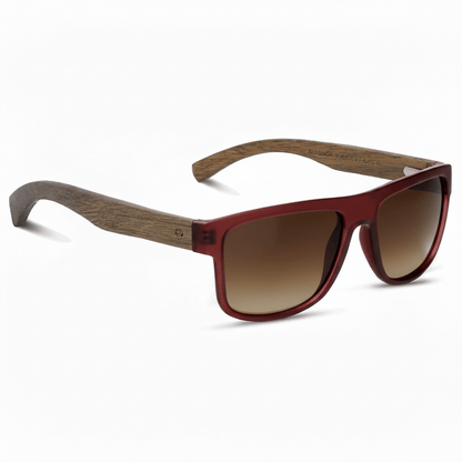 anteojos gafa de sol polarizada sustentable ecologica de plastico reciclado bonoboss modelo aukan wine rojos con lentes polarizadas de color degradé café regalo corporativo ecologico de moda foto angulada #color-marco_wine