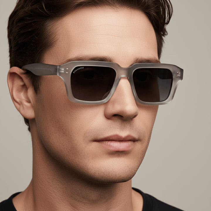 La side view a modelo men forma round face wearing unos eyeglasses sunglasses polarized recycled plastic sustainable personalizada for corporate gift de Bonoboss #color_gray