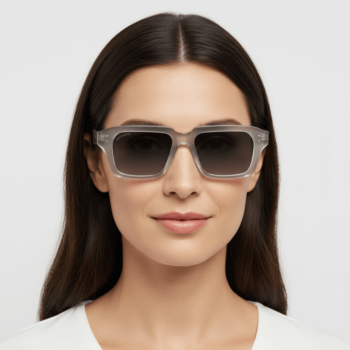 La front view a women forma round face wearing unos eyeglasses sunglasses polarized recycled plastic sustainable personalizada for corporate gift de Bonoboss #color_gray