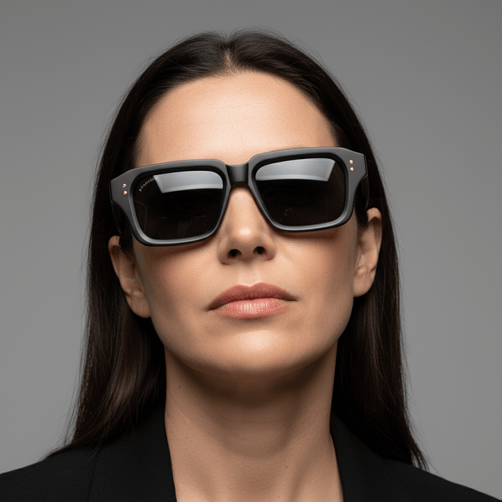 La front view a modelo women round face wearing unos eyeglasses sunglasses polarized recycled plastic sustainable personalizada for corporate gift de Bonoboss #color_dark