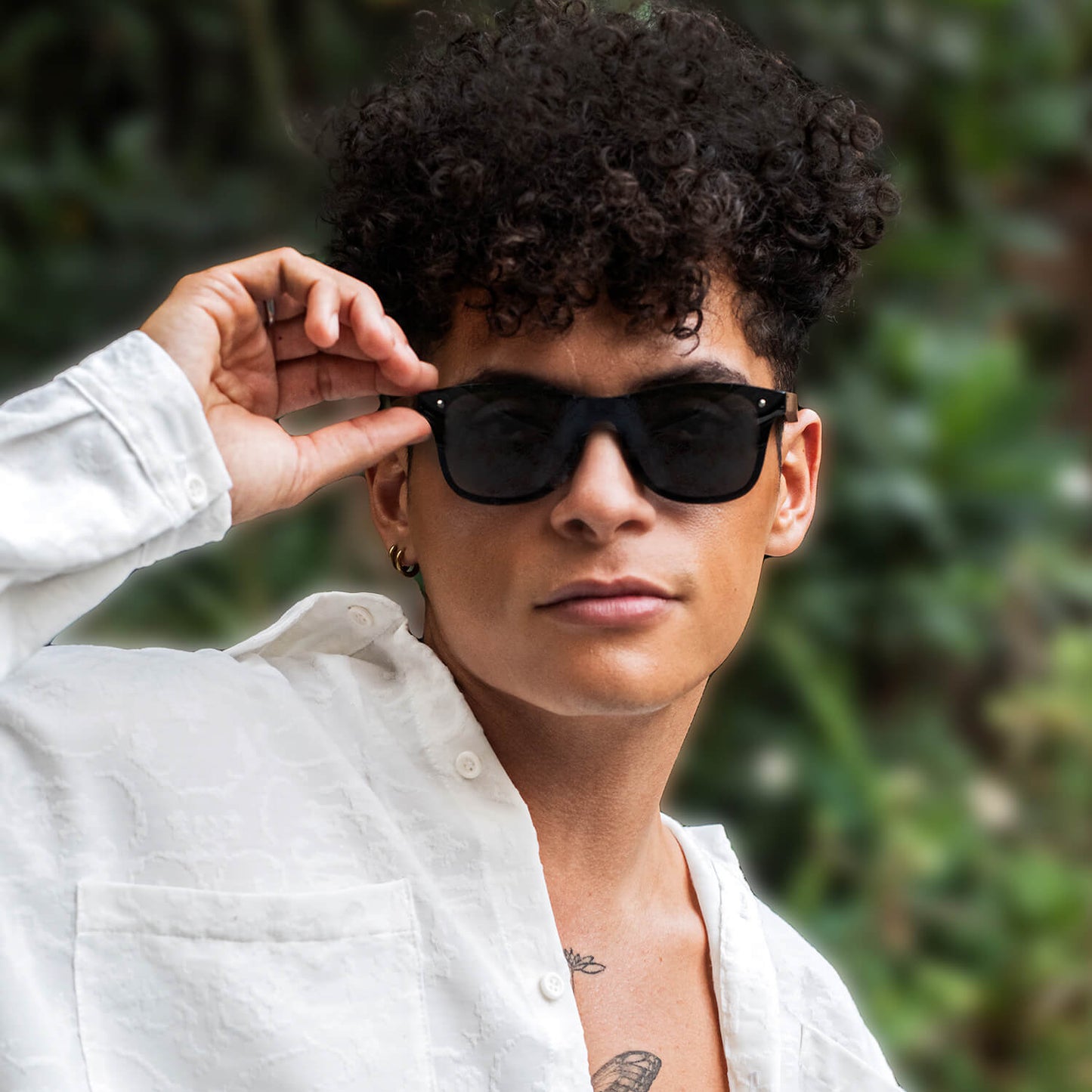 un anteojo de sol polarizado con patas de madera y diseño de flores para hombre y mujer de cara redonda grande #color_flores