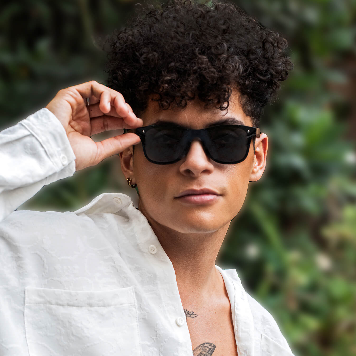 un anteojo de sol polarizado con patas de madera y diseño de flores para hombre y mujer de cara redonda grande #color_flores