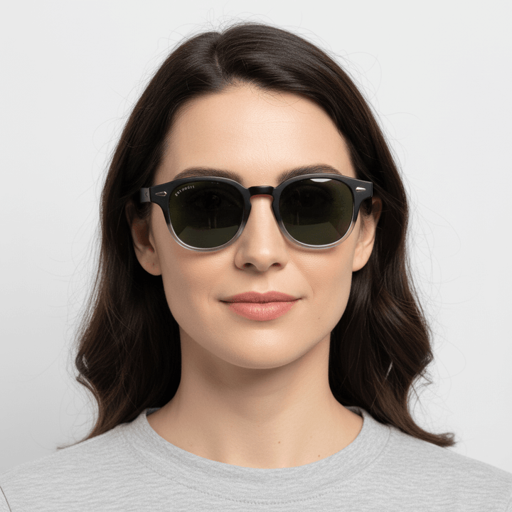 La front view women wearing unos sunglasses polarized forma redondeada hechos with recycled plastic personalizado for corporate gift de Bonoboss #color_g15