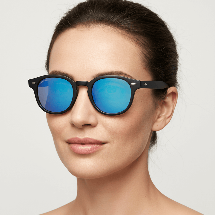 La side view a women wearing unos sunglasses mirroreds polarized forma redondeada hechos with recycled plastic personalizado for corporate gift de Bonoboss #color_espejado-azul