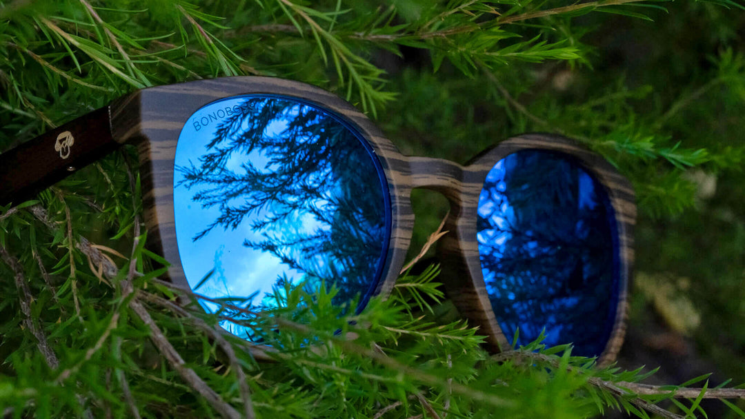 Eyeglasses round recycled plastic and wooden temples natural sustainable with color lenses mirrored blue polarized and forma redonda. Bonoboss #color_espejado-azul