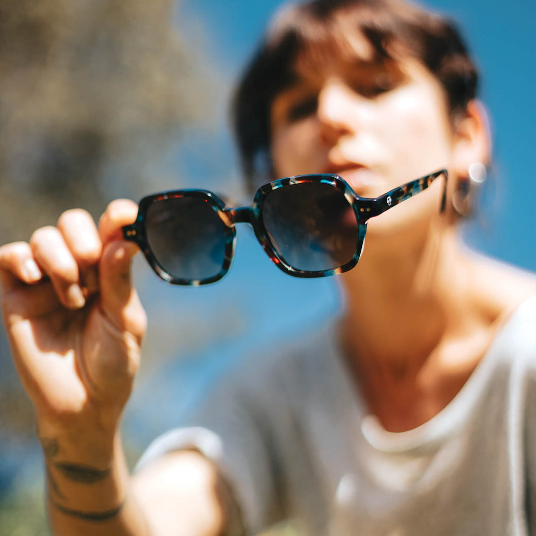 Sunglasses blue square with color lenses café polarized for men and women with or sin prescription optica Bonoboss #color_azul