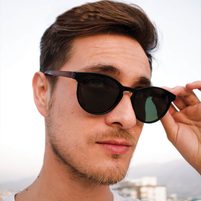 anteojos lentes de sol polarizados para hombre y mujer en material acetato biodegradable sustentable de moda para hombre y mujer forma redonda de color negro con patas de madera natural #color_g15