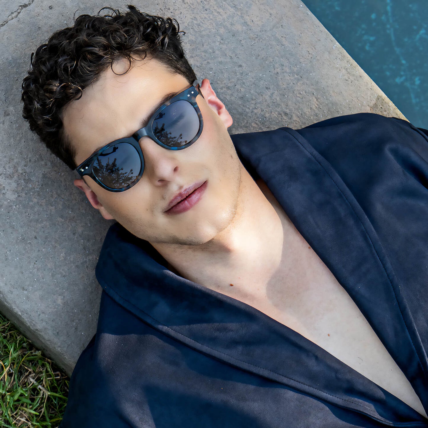 lentes redondos grandes polarizados de sol hombre mujer con receta vista laterla color azul #color_azul-marble