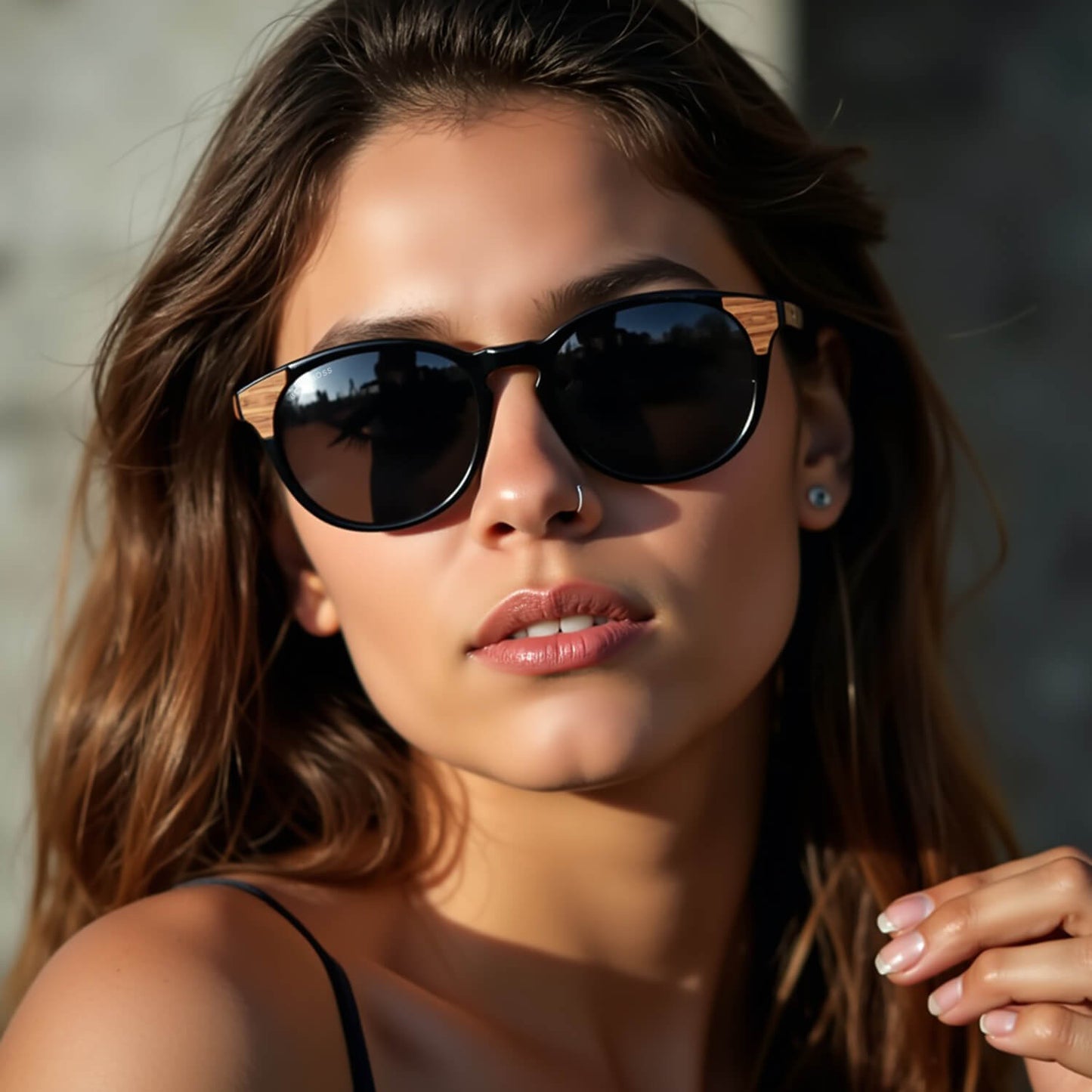 lentes de sol polarizados para hombre y mujerovalados de color negro con patas de madera natural sustentable. Marco de plastico reciclado con lentes polarizadas#color_negro