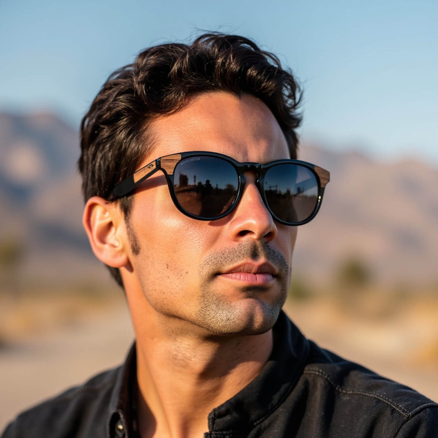 lentes de sol polarizados para hombre y mujerovalados de color negro con patas de madera natural sustentable. Marco de plastico reciclado con lentes polarizadas #color_negro