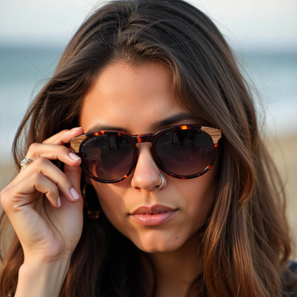 lentes de sol polarizados para hombre y mujerovalados de color carey con patas de madera natural sustentable. Marco de plastico reciclado con lentes polarizadas#color_carey