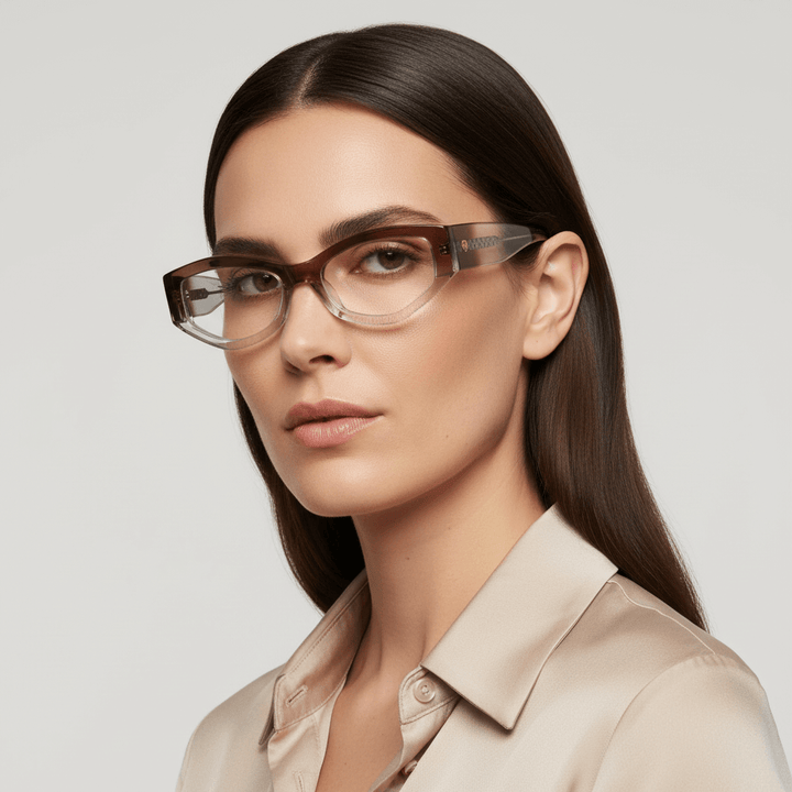 La side view a women cara ovalada and pelo suelto in primer plano wearing frames optical frames the marca bonoboss in sustainable acetate biodegradable recycled forma geometrica #color_honey-crystal