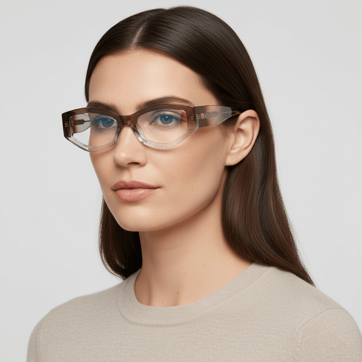 La side view a women cara ovalada and pelo suelto in primer plano wearing frames optical frames the marca bonoboss in sustainable acetate biodegradable recycled forma geometrica #color_honey-crystal