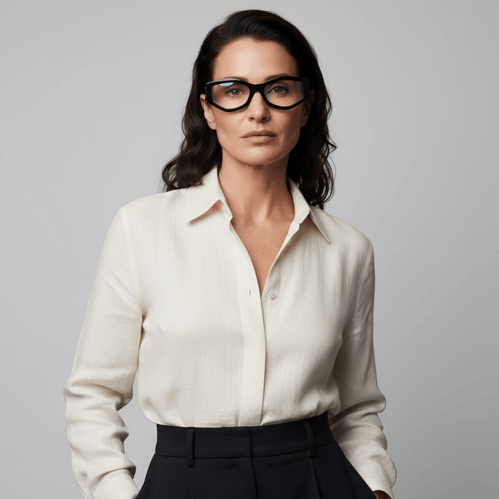 La front view a women cara ovalada and pelo suelto cuerpo completo frames optical frames the marca bonoboss in sustainable acetate biodegradable recycled forma geometrica #color_negro
