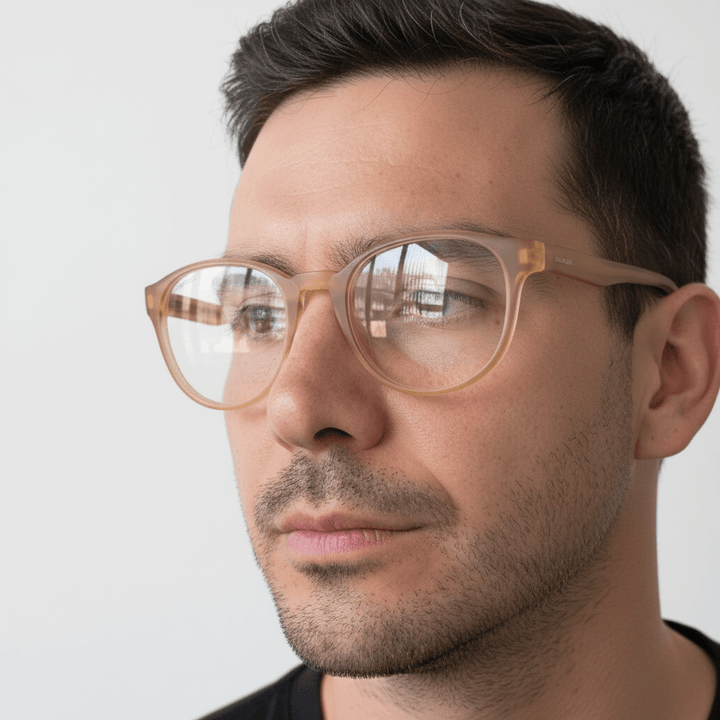 La side view a men pelo corto wearing eyeglasses optical frames prescription tamaño large oversized color duranzo. bonoboss mayorista and optical distributor #color_peach