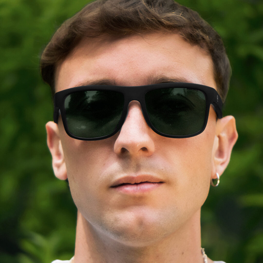 hombre con anteojos de sol polarizados madera y plastico reciclado #color_g15