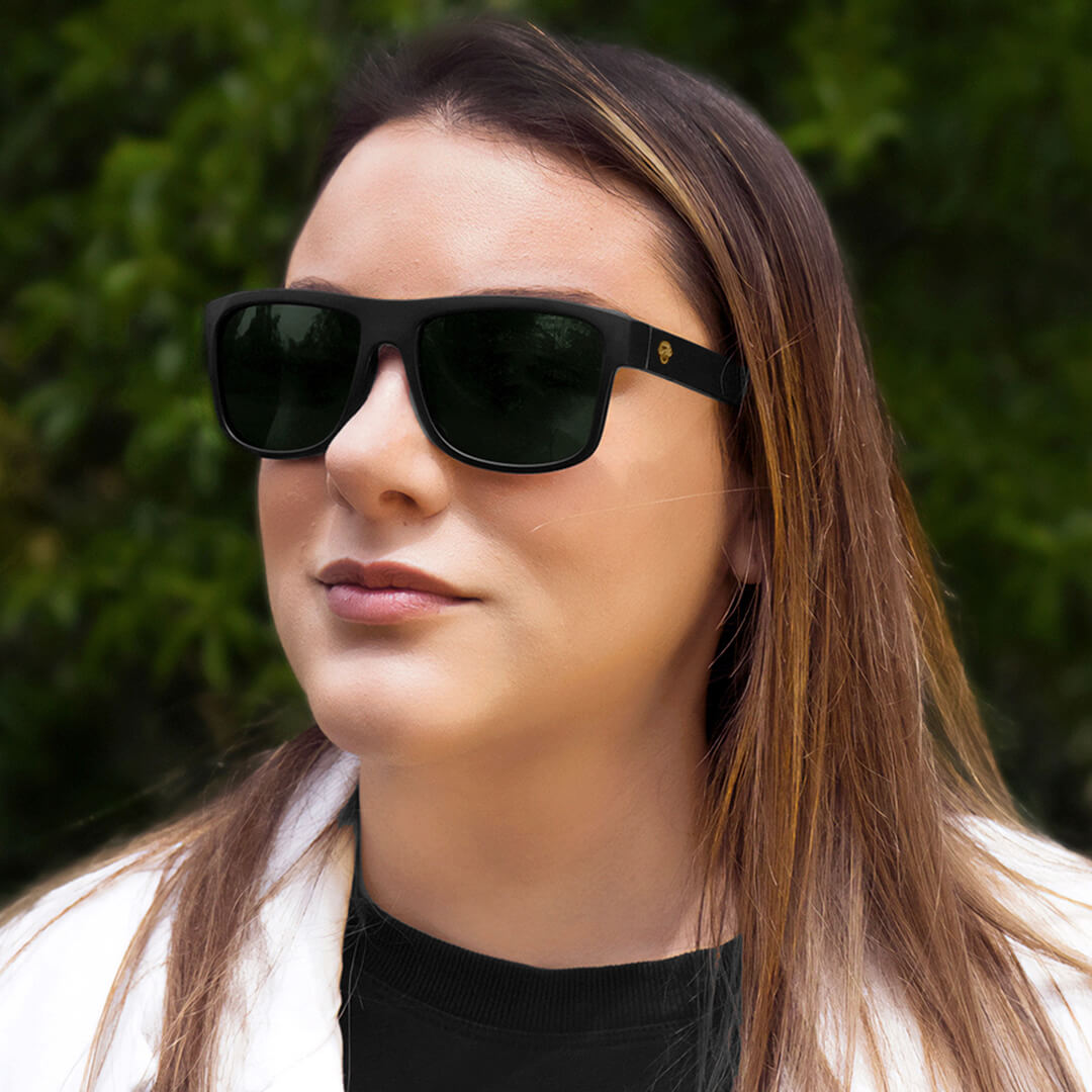 mujer con anteojos de sol polarizados madera y plastico reciclado #color_g15