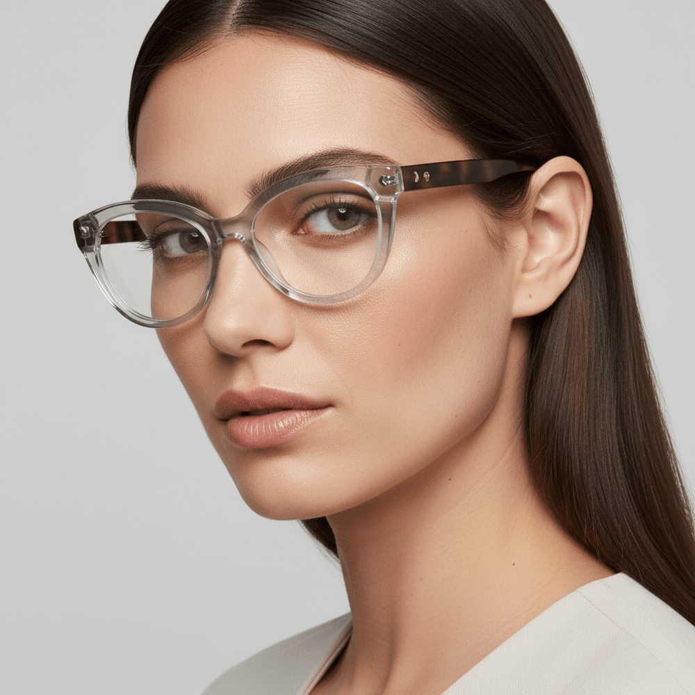 Una modelo women moda with pelo liso suelto and round face wearing eyeglasses frames optical frames agate pattern with tratamiento anti-reflective and prescription de Bonoboss #color_transparente