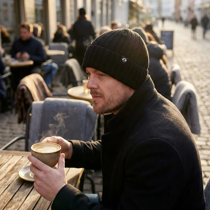Beanie gorro invierno in terraza café mañana fría bonoboss