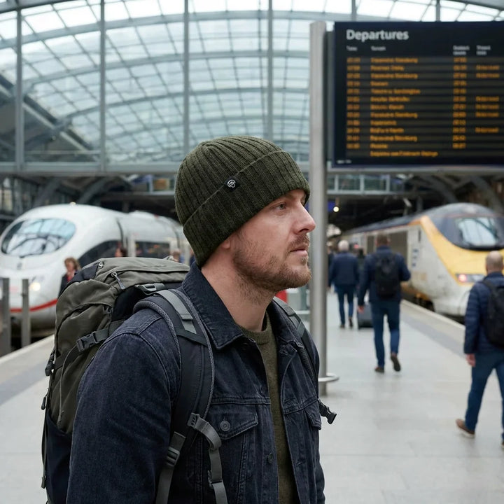 Beanie gorro invierno viajero estación aeropuerto bonoboss