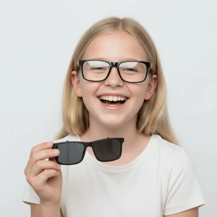 Una kids riendo wearing optical frames rectangular with sun clip-on polarized Bonoboss #color_negro
