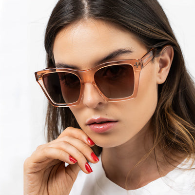 gafas de sol polarizadas cuadradas de color naranjo en mujer de cara ovalada