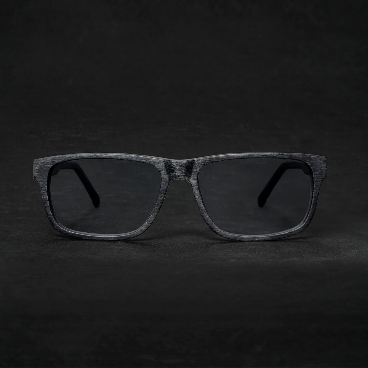 vista frontal de armazones o marcos opticos de material sustentable reciclado ecologico de forma rectangular de color negro para hombre y mujer de cara redonda