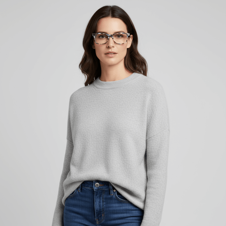 La side view 3/4 a modelo women round face wearing unos frames optical frames prescription lenses forma rectangular de Bonoboss #color_blue