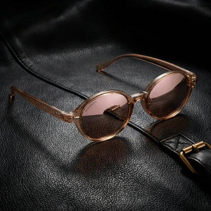 Lentes sol Capri polarizados UV400 RPET reciclado rose gold sobre cuero negro brass detalle premium elegante Bonoboss #editorial_grid1 #color_rose
