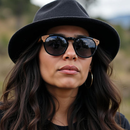 lentes de sol polarizados para hombre y mujerovalados de color negro con patas de madera natural sustentable. Marco de plastico reciclado con lentes polarizadas #color_negro