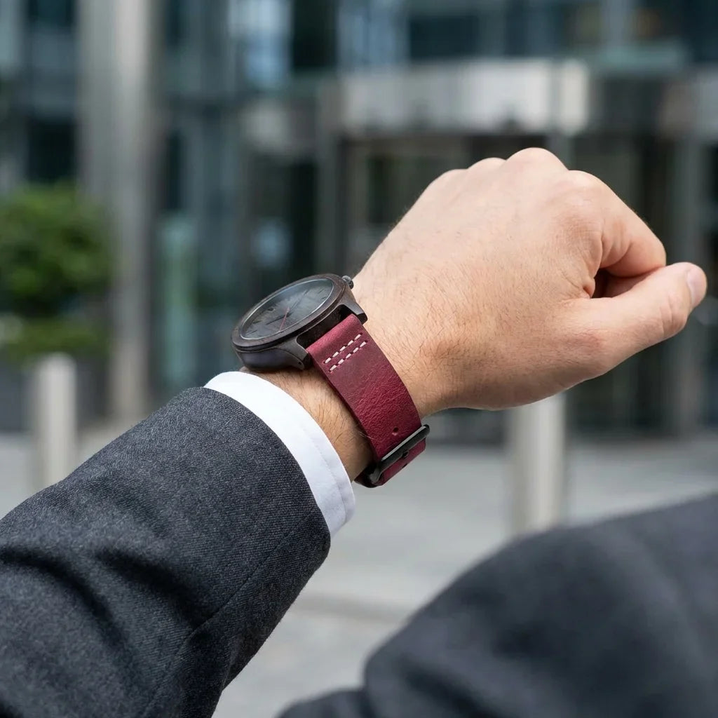 Correa cuero for reloj persona mirando hora urbano bonoboss