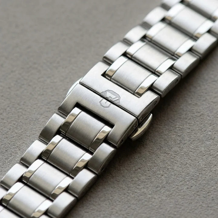 Correa stainless steel for reloj silver detalle brillo luz natural macro bonoboss #color_plateado
