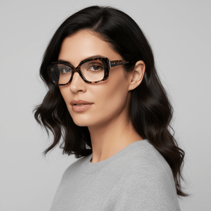 La side view a women round face and pelo ondulado corto suelto wearing unos frames optical frames sustainables in acetate recycled bonoboss forma rectangular oversized larges de #color_carey
