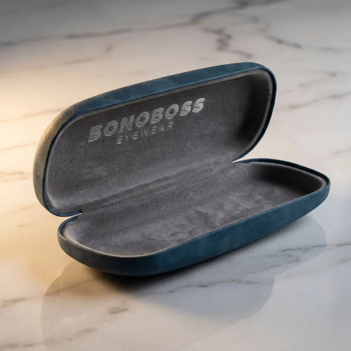 Estuche almeja for lenses blue abierto sobre mármol bonoboss #color_azul