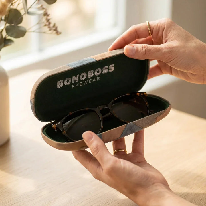 Estuche almeja for lenses brown manos abriendo estuche close-up bonoboss #color_cafe